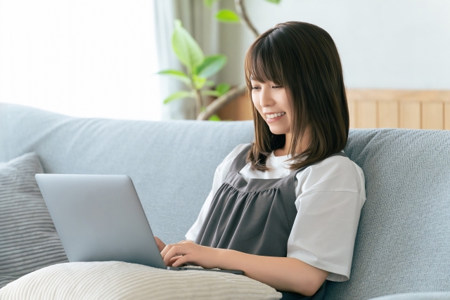 パソコンで申し込む女性